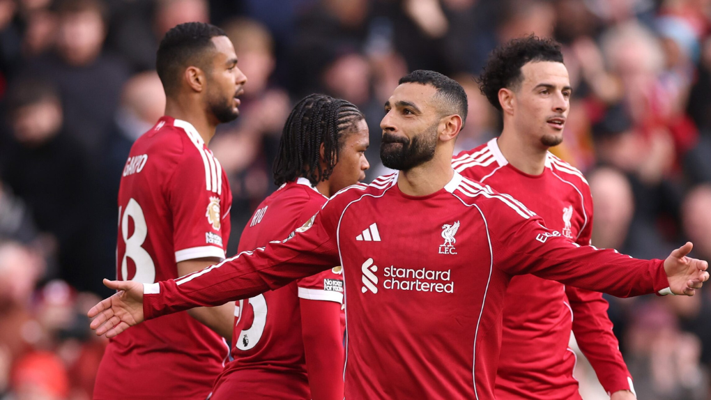 Salah tỏa sáng, Liverpool thu hẹp khoảng cách với MU